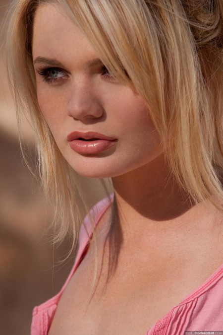 Блондинка Alexis Ford играет со своей очаровательно выглядящей киской на природе