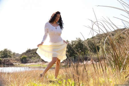 Грудастая брюнетка Jelena Jensen показывает огромные сиськи на улице