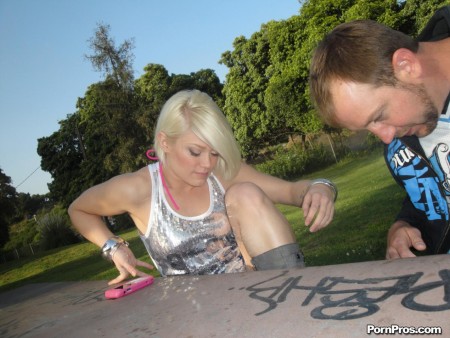 Похотливая блондинка Ash Hollywood принимает твердый член во все свои щели