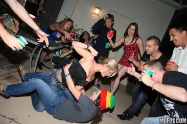 Сумасшедший оральный и жесткий секс от игривых малолеток во главе с Nikki Delano!