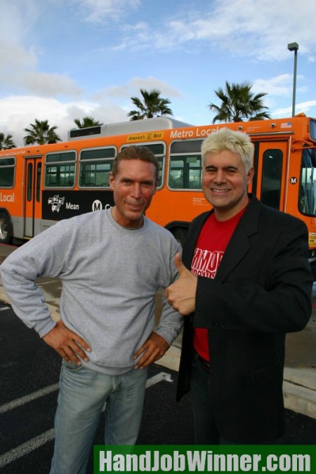 Грудастая мамочка Sara Jay мастурбирует член, а парень играет с ее большой грудью