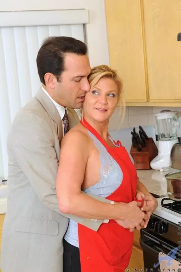 Опытная дама в чулках Ginger Lynn оттрахана в кухне и обкончена прямо на жопу