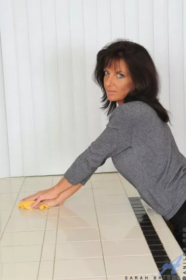 Зрелая брюнетка Sarah Bricks раздевается, играет с колготками и трахает себя дилдо