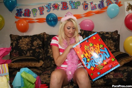 Нежная блондинка Katie Summers трахается в свою чистенькую бритую киску на вечеринке и ей кончают на лицо