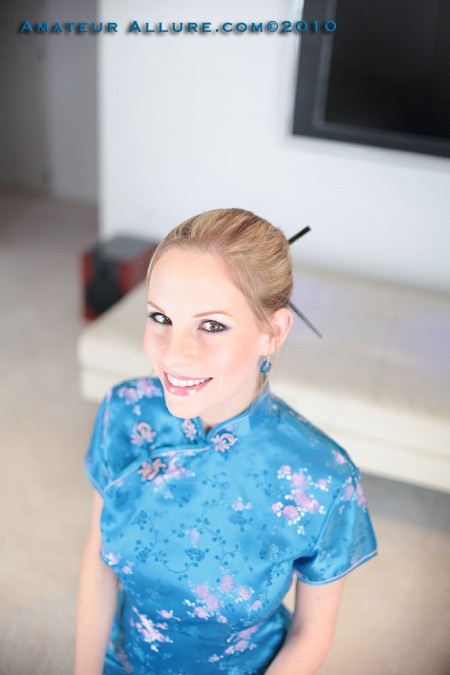 Непристойная мамочка Aimee Addison с радостью отсасывает и глотает сперму