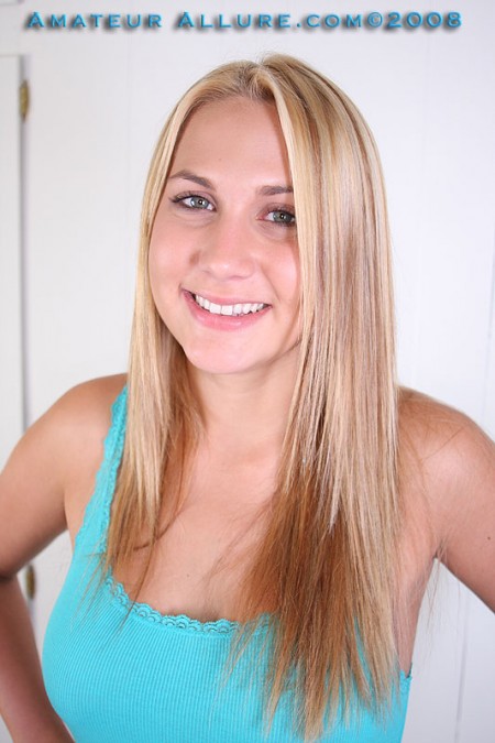 Распутная Alanah Rae готова ласкать член ротиком перед камерой