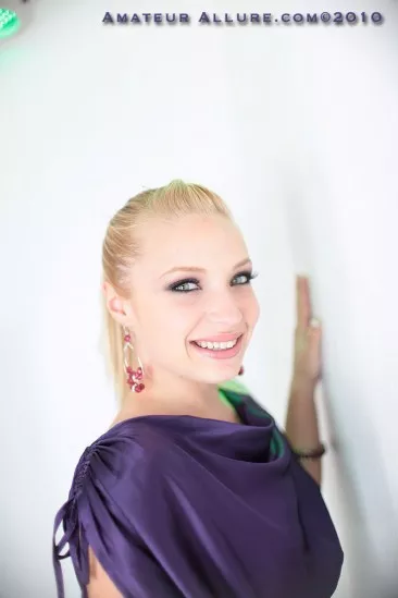 Белокурая девушка Alyssa Branch сосет хуй с одной целью - попробывать свежей спермы!