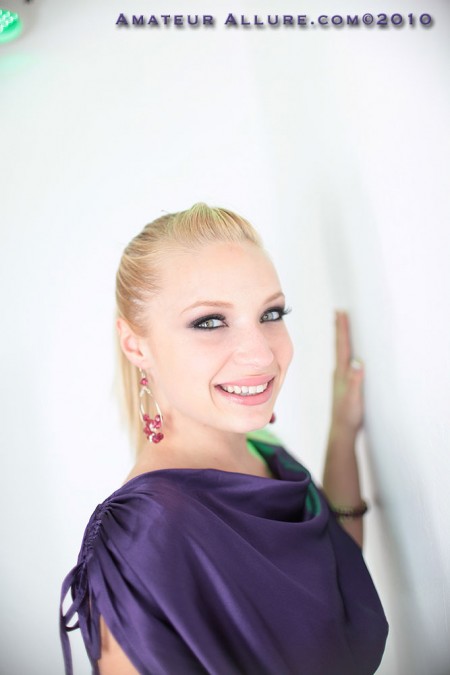 Белокурая девушка Alyssa Branch сосет хуй с одной целью - попробывать свежей спермы!