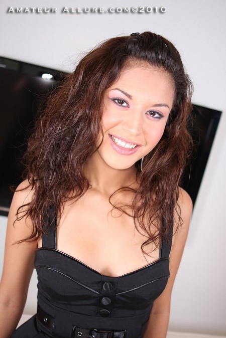 Латинская куколка Ariana Fox раздвинула ноги и включается в жесткое и оральное порево