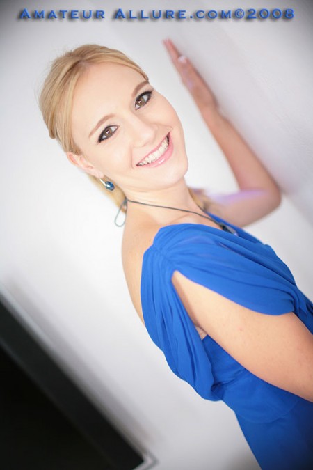 Соблазнительная Becky Pureheart выглядит счастливой во время минета и глотания спермы