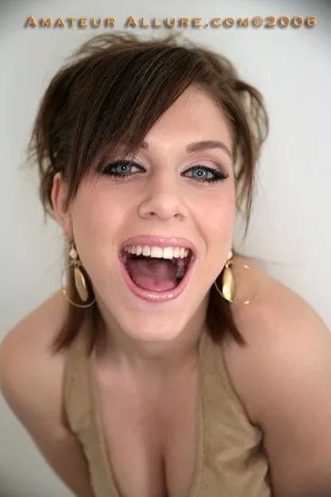 Очаровательная куколка Cameron Allure открыла ротик, показав свежую сперму