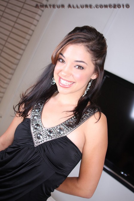 Латинка Gigi Rivera показывает киску и ласкает член ротиком