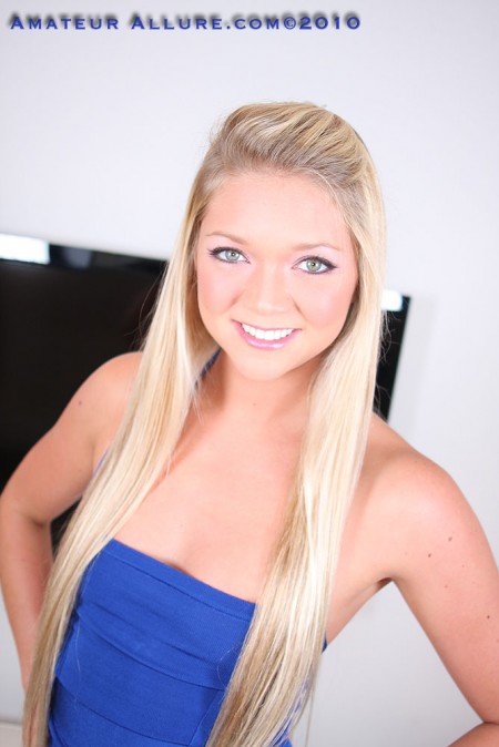 Горячая блондинка Jessie Andrews раздвигает ножки и становится раком, а потом делает глубокий минет