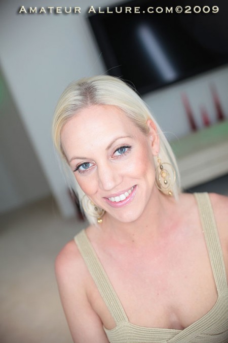 Сексуальное позирование от Kacey Jordan, дразнящей полной киской и круглой попкой