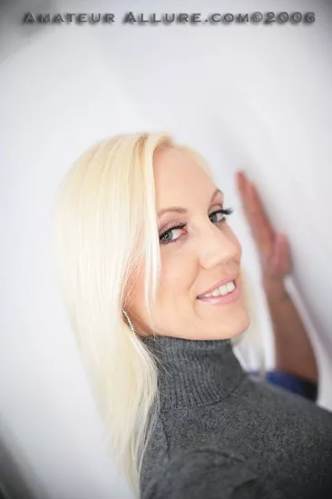 Красивая блондинка Kacey Jordan получает полный рот спермы после минета и жесткого траха