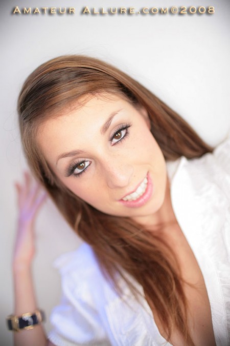 Движения языка Allyssa Hall на хуе парня заставляют его выпустить много любовного сока