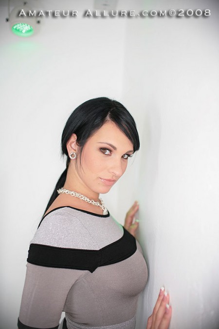 Парню просто нравится двигать член туда сюда во рту молоденькой Kitty Bella