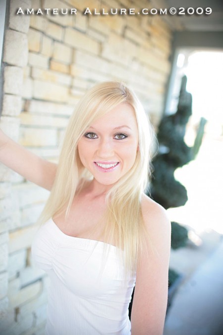 Знойная Lailani Allure делает минет так классно, что парень не может справится со страстью и кончает ей в рот