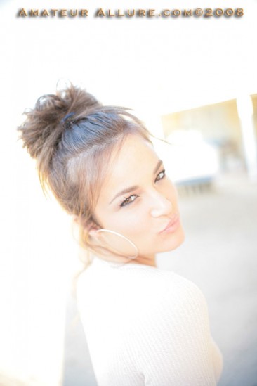 Nadia Allure в белых трусиках, показывает киску и делает глубокий минет