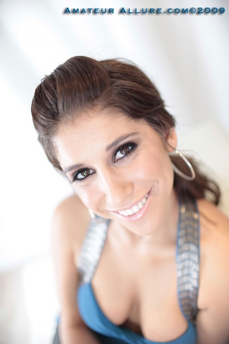 Счастливый парень получает интенсивный отсос от соблазнительной Racquel Allure