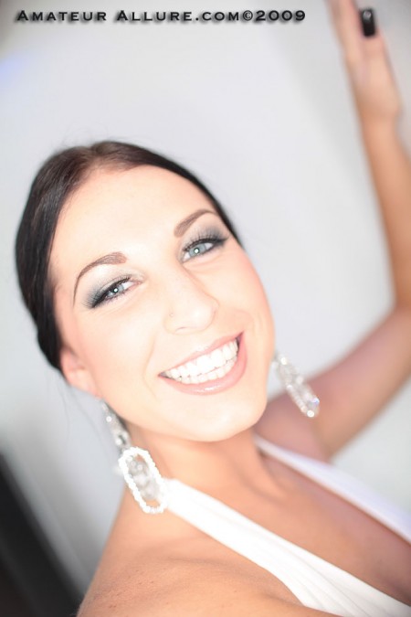 Racquel Allure облизывает член как мороженое, глубоко отсасывает и глотает сперму