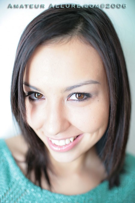 Привлекательная брюнетка Talia Nubiles показывает голую круглую попку и глотает сперму