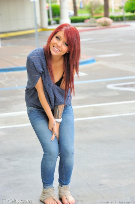 Рыжая малышка Madelyn Monroe снимает джинсы и показывает гладкую киску