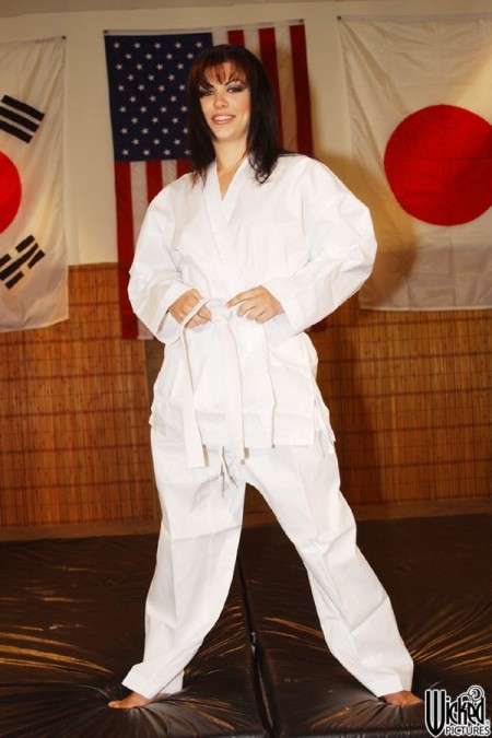 Развратная темноволосая девка Jezebelle Bond раскрыла красивые голые прелести