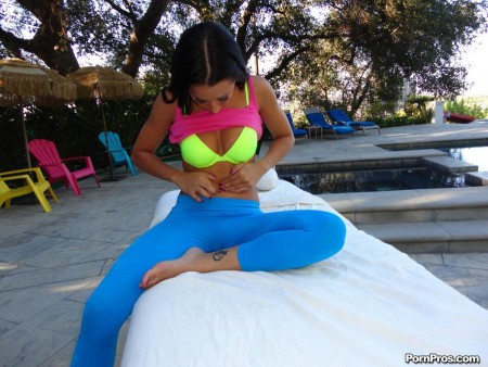 Намазавшись маслом красотка Amia Moretti с аппетитной попкой забила в киску толстый хуй после массажа