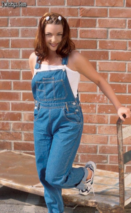 Брюнетка Naughtia Childs снимает джинсы и дразнит своей круглой, спелой попкой и пиздой