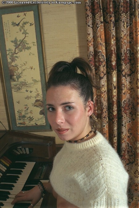 Сисястая студентка Andy Brown показывает сиськи и задирает юбку чтобы поиграть с киской