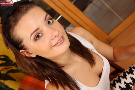 Пышногрудая сексуальная девка Anna Tatu любит показывать свою аккуратно выбритую пизду