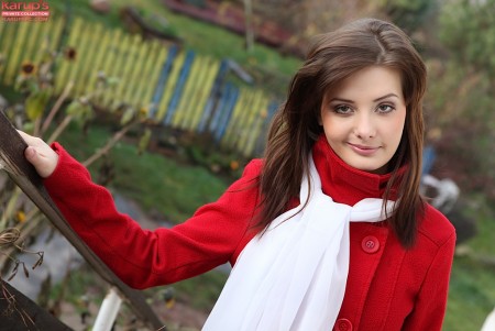 Милашка в красном Anna Tatu раздеваются и демонстрирует свою безволосую тугую киску