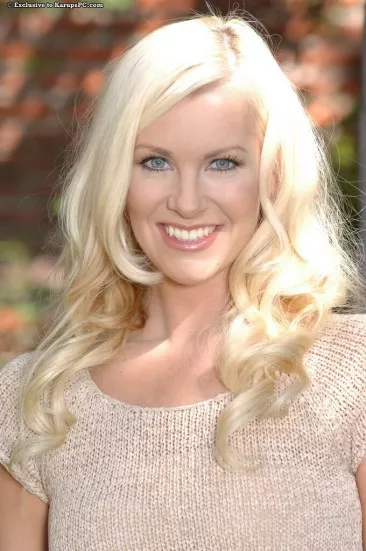 Привлекательная светловолосая худая мамаша - Brandi Edwards разделась догола на заднем дворе