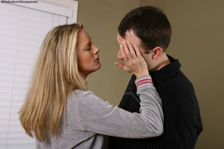 Леди с округлой грудью Bethany Sweet ебется в пизду и ждет сладкого выстрела спермы