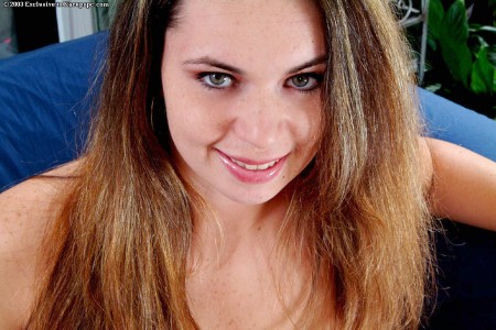 Негодная милашка Cherry Lane любит трогать себя перед камерой