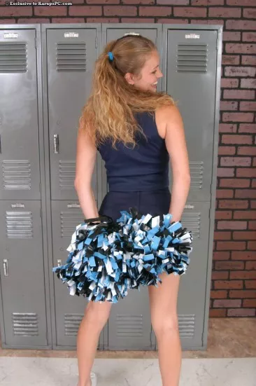 Кудрявая стройняшка Daisy May снимает голубую униформу и белое белье в раздевалке