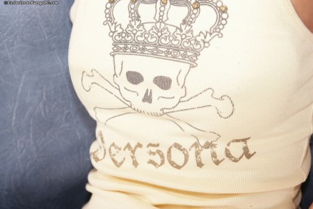 Европейская куколка Hannah Hunter с сексуальной задницей и прекрасными длинными ногами раздевается ип оказывает киску