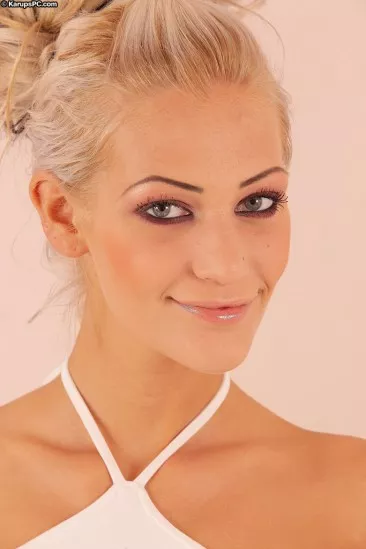 Стройная блондинка с гладкой киской Laryne Laroche снимает свое мокрое нижнее белье под душем