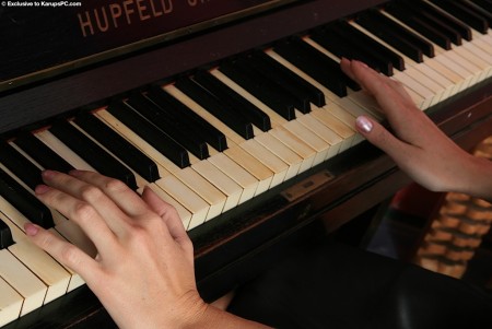 Длинноногая Nela Bony раздевается и показывает свою гладкую киску, поиграв на пианино