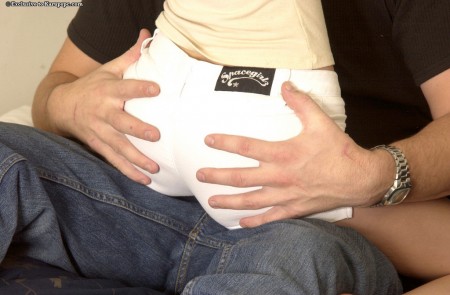 Бритая детка Ryan Stone делает минет и получает куннилингус после того, как снимает свои стринги