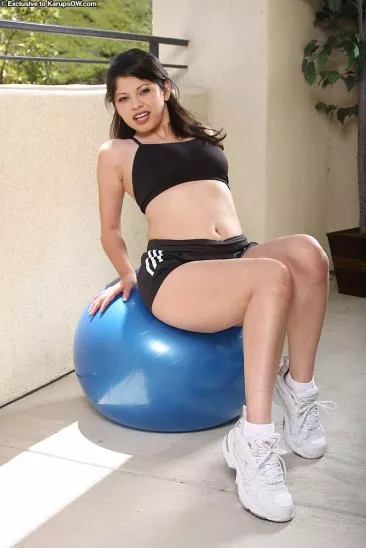 Сочная латинка Evie Delatosso избавляется от черной униформы и выставляет свою милашку на синем спортивном шаре