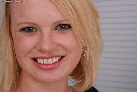 Грудастая мамочка-блондинка Hayley Rivers снимает нижнее белье и показывает розовую дырочку