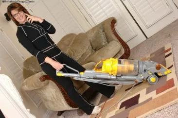 Игривая мамочка в очках Linda Roberts знает как мастурбировать вакуумом