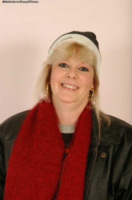 Холодная дама среднего возраста Skye Hamil полностью обнажилась и выставила свою пизду