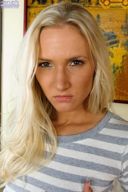 Симпатичная плоскогрудая блондинка Addison Cain обнажается и трахает сама себя розовым самотыком