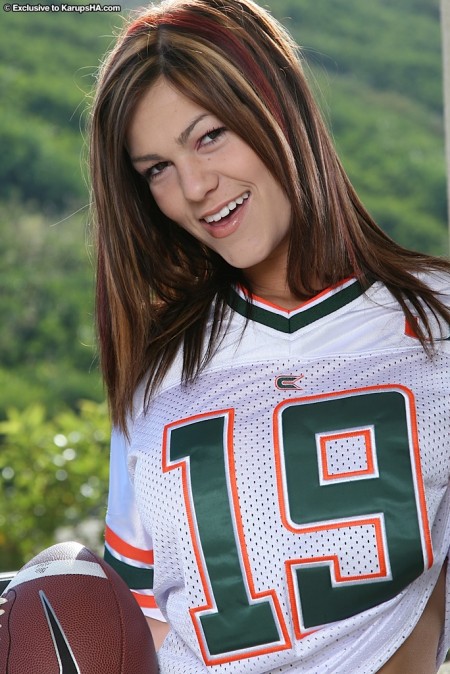 Девушка с идеальным телом Arika Foxx показывает свою большую грудь и снимает свои узкие трусики