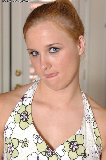 Bailey Sky любит раздвинуть свою тугую пизденку здоровенным голубым самотыком