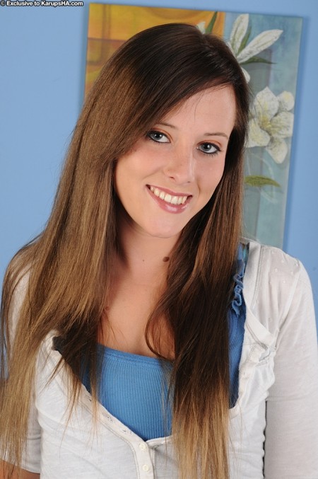 Миниатюрная кошечка Callie West снимает шортики и трусики чтобы показать свою конфетку