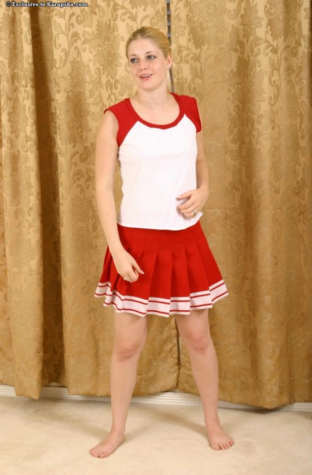 Charlotte Stokely снимает униформу и трусики чтоб показать стриженную киску